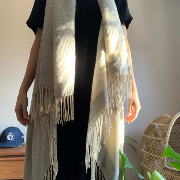 🧁HostPick🧁Grey&Cream Fringe Vest/Shawl One Size - Picture 2 of 7